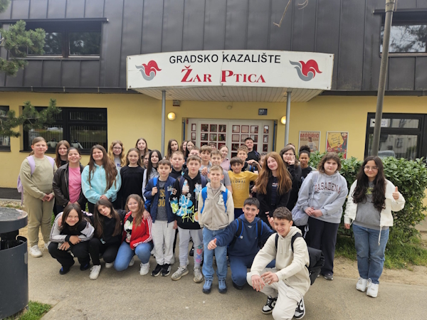 Kazališna predstava – Mrvice iz dnevnog boravka